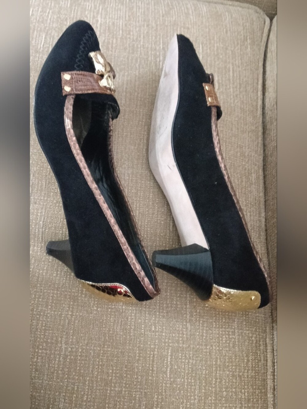 Beverly Feldman Black & Brown Pointed Toe Flats - Picture 4 of 9